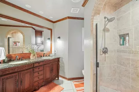 Bath - 2720 N Robin St, Altus, OK 73521 photo 1 of 2