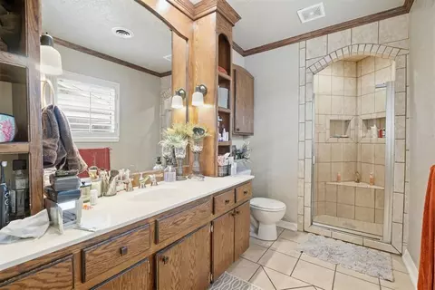 Bath - 2720 N Robin St, Altus, OK 73521 photo 2 of 2
