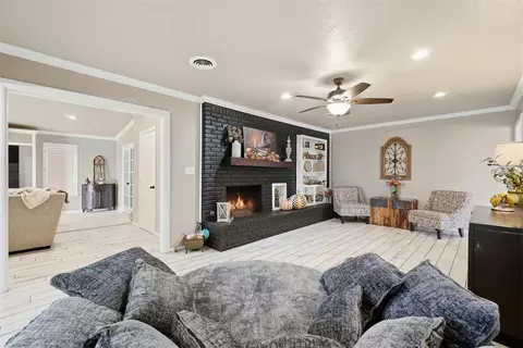 Living - 2720 N Robin St, Altus, OK 73521 photo 2 of 6
