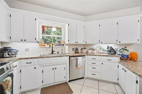 Kitchen - 2720 N Robin St, Altus, OK 73521 photo 4 of 6