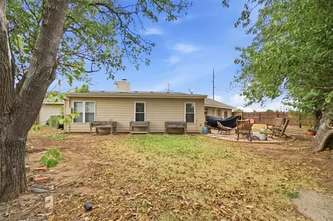 Exterior - 2720 N Robin St, Altus, OK 73521 photo 4 of 6