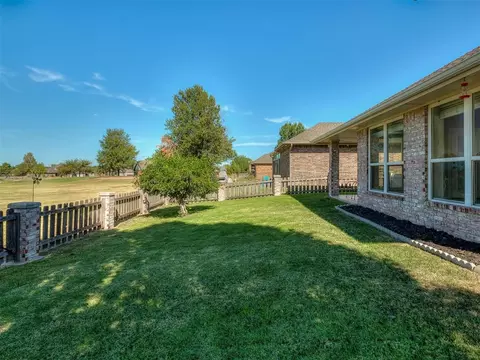 Exterior - 11625 Hackney Ln, Yukon, OK 73099 photo 6 of 7