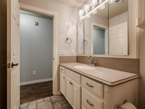 Bath - 11625 Hackney Ln, Yukon, OK 73099 photo 7 of 7
