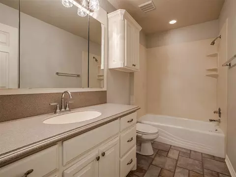 Bath - 11625 Hackney Ln, Yukon, OK 73099 photo 6 of 7