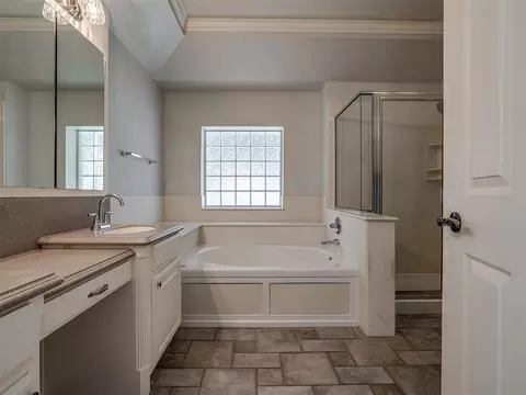 Bath - 11625 Hackney Ln, Yukon, OK 73099 photo 1 of 7