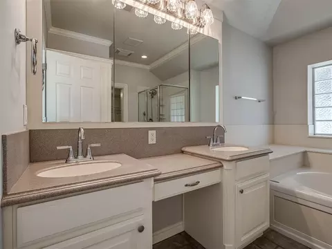 Bath - 11625 Hackney Ln, Yukon, OK 73099 photo 2 of 7