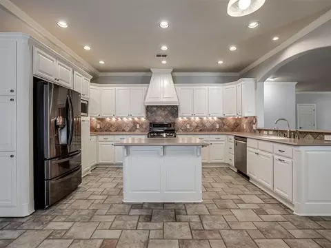 Kitchen - 11625 Hackney Ln, Yukon, OK 73099 photo 2 of 7