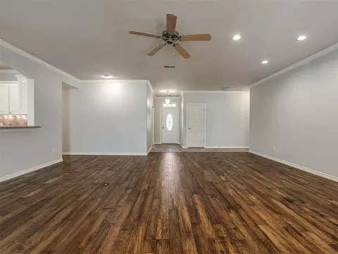 Living - 11625 Hackney Ln, Yukon, OK 73099 photo 4 of 7