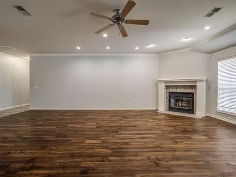 Living - 11625 Hackney Ln, Yukon, OK 73099 photo 3 of 7