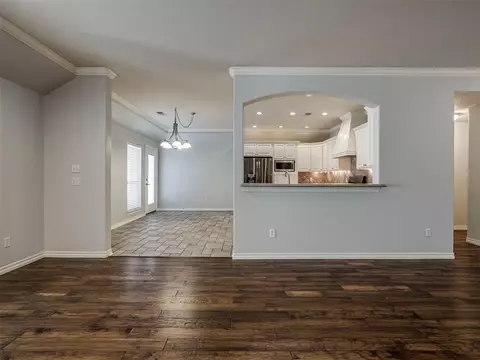 Living - 11625 Hackney Ln, Yukon, OK 73099 photo 6 of 7