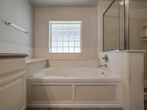 Bath - 11625 Hackney Ln, Yukon, OK 73099 photo 5 of 7
