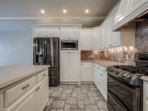 Kitchen - 11625 Hackney Ln, Yukon, OK 73099 photo 6 of 7