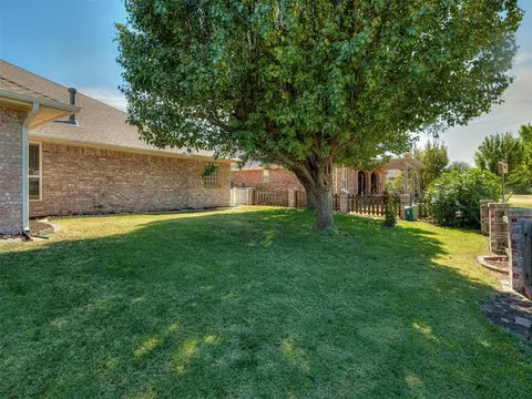 Exterior - 11625 Hackney Ln, Yukon, OK 73099 photo 3 of 7