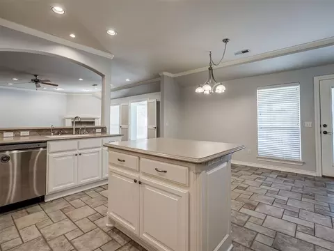 Kitchen - 11625 Hackney Ln, Yukon, OK 73099 photo 4 of 7