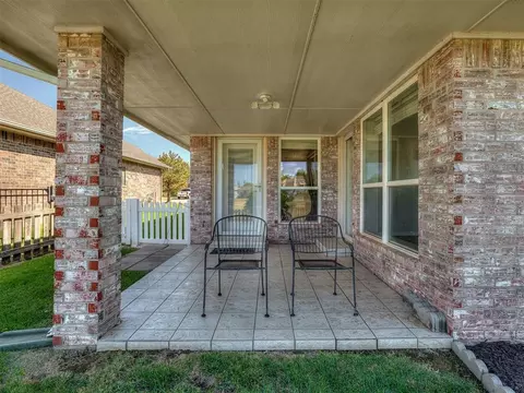 Exterior - 11625 Hackney Ln, Yukon, OK 73099 photo 5 of 7