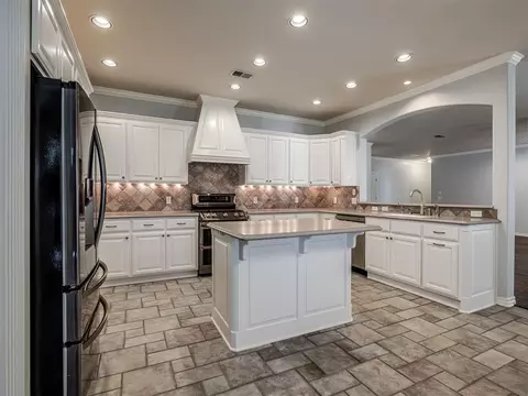 Kitchen - 11625 Hackney Ln, Yukon, OK 73099 photo 3 of 7