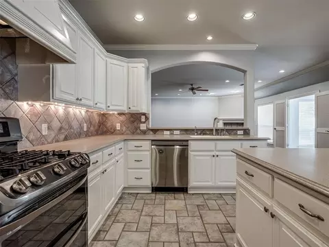 Kitchen - 11625 Hackney Ln, Yukon, OK 73099 photo 5 of 7