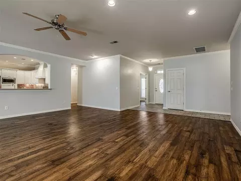 Living - 11625 Hackney Ln, Yukon, OK 73099 photo 5 of 7
