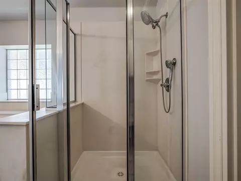 Bath - 11625 Hackney Ln, Yukon, OK 73099 photo 4 of 7