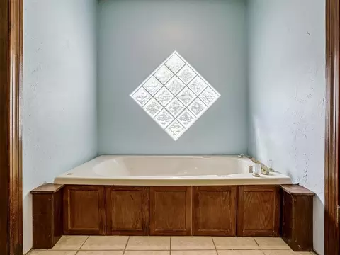 Bath - 1025 E Triplett Rd, Guthrie, OK 73044 photo 3 of 6