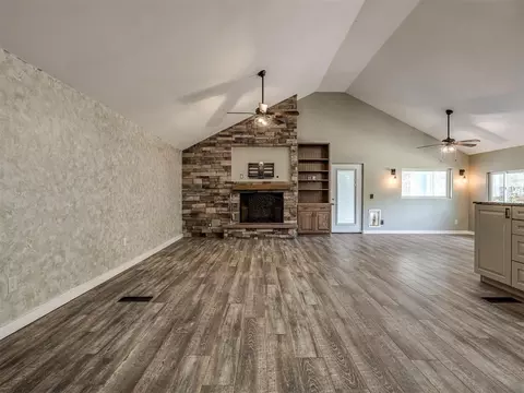 Living - 1025 E Triplett Rd, Guthrie, OK 73044 photo 2 of 5