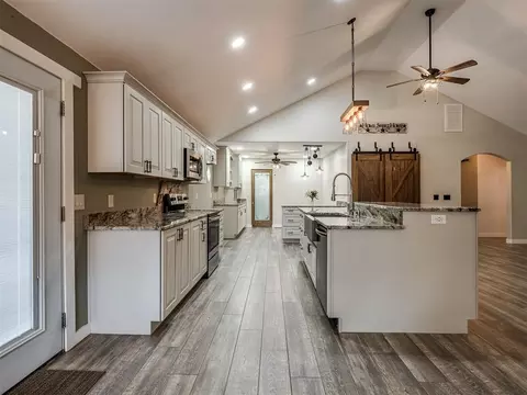Kitchen - 1025 E Triplett Rd, Guthrie, OK 73044 photo 2 of 4