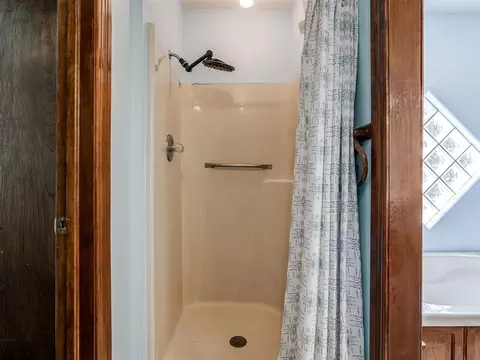Bath - 1025 E Triplett Rd, Guthrie, OK 73044 photo 4 of 6