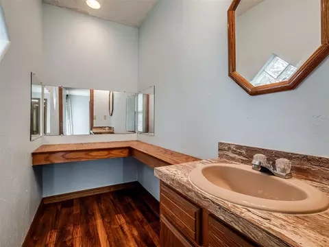 Bath - 1025 E Triplett Rd, Guthrie, OK 73044 photo 1 of 6