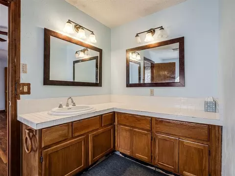 Bath - 1025 E Triplett Rd, Guthrie, OK 73044 photo 2 of 6