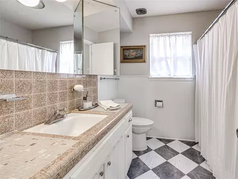 Bath - 624 E 26th St, Edmond, OK 73013 photo 4 of 4