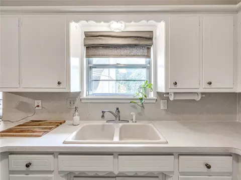 Kitchen - 624 E 26th St, Edmond, OK 73013 photo 4 of 6