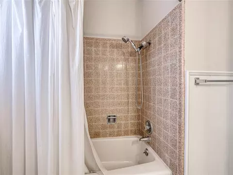 Bath - 624 E 26th St, Edmond, OK 73013 photo 3 of 4