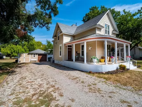 Exterior - 307 E Main St, Tecumseh, OK 74873 photo 2 of 7