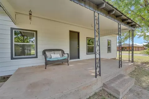 Exterior - 401 W 1st St, Erick, OK 73645 photo 5 of 9