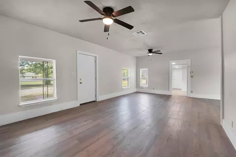 Living - 401 W 1st St, Erick, OK 73645 photo 2 of 4