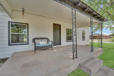 Exterior - 401 W 1st St, Erick, OK 73645 photo 1 of 9