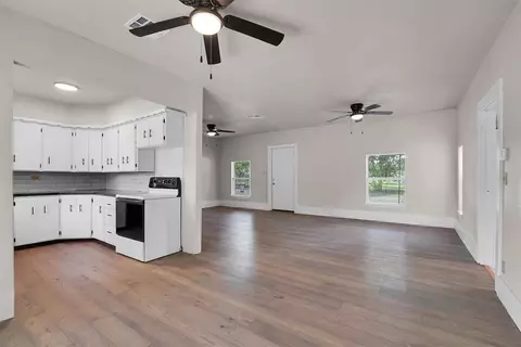 Living - 401 W 1st St, Erick, OK 73645 photo 4 of 4