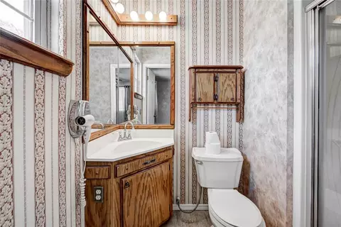 Bath - 333212 E 1070 Rd, Mcloud, OK 74851 photo 3 of 4