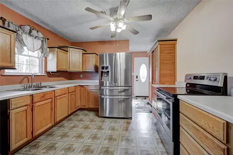 Kitchen - 333212 E 1070 Rd, Mcloud, OK 74851 photo 2 of 3