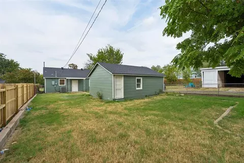 Exterior - 911 E Noble Ave, Guthrie, OK 73044 photo 4 of 7