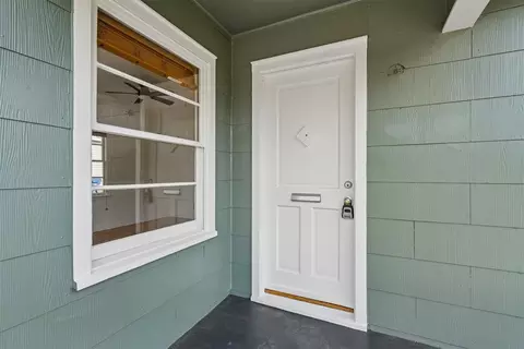 Entry Way - 911 E Noble Ave, Guthrie, OK 73044 photo 1 of 2