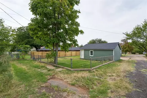 Exterior - 911 E Noble Ave, Guthrie, OK 73044 photo 7 of 7