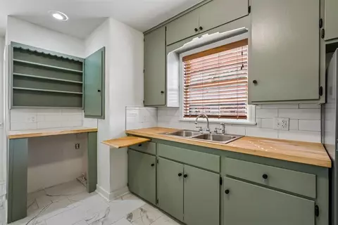 Kitchen - 911 E Noble Ave, Guthrie, OK 73044 photo 2 of 5