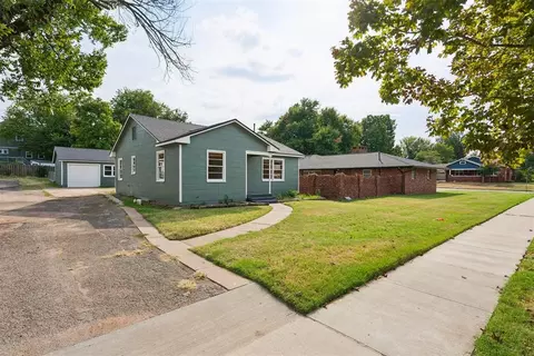 Exterior - 911 E Noble Ave, Guthrie, OK 73044 photo 2 of 7