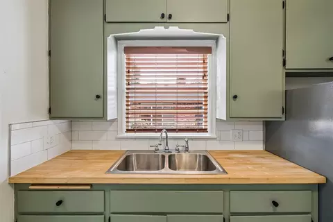 Kitchen - 911 E Noble Ave, Guthrie, OK 73044 photo 3 of 5