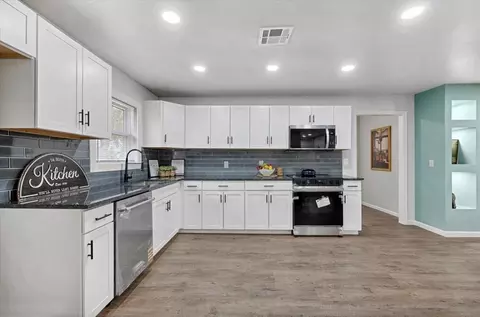 Kitchen - 329131 E Lincoln St, Harrah, OK 73045 photo 3 of 3