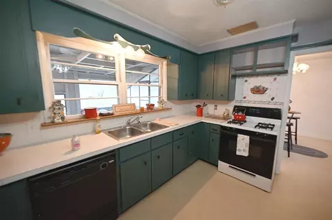 Kitchen - 17 Hillcrest St, Perry, OK 73077 photo 2 of 3