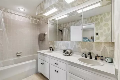 Bath - 4 Windbrook Sq, Norman, OK 73072 photo 3 of 4