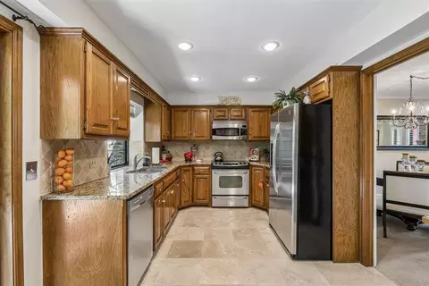 Kitchen - 4 Windbrook Sq, Norman, OK 73072 photo 2 of 5
