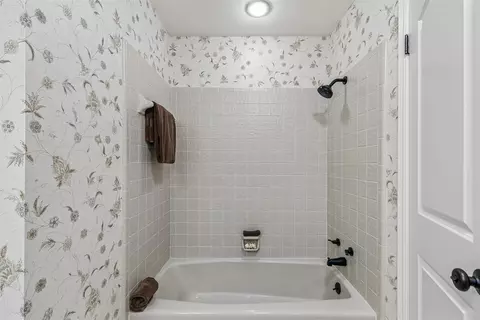 Bath - 4 Windbrook Sq, Norman, OK 73072 photo 2 of 4